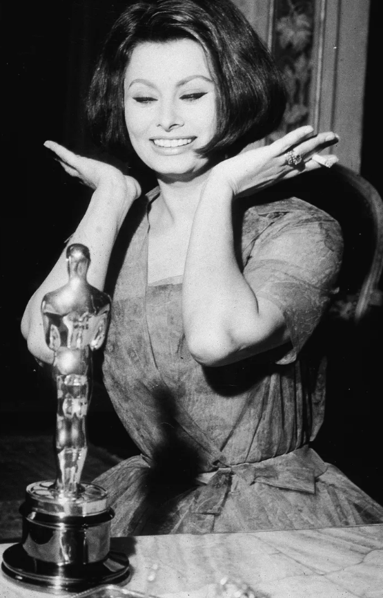Sophia Loren bày tỏ cảm xúc sau khi giành giải Oscar năm 1962. Ảnh: Getty
