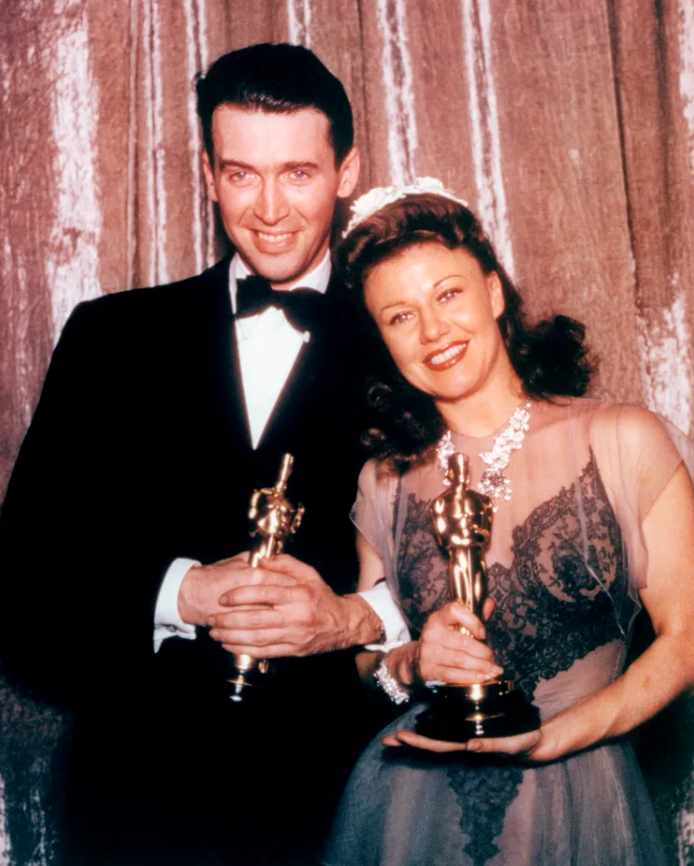 Vũ công kiêm diễn viên Ginger Rogers tạo dáng cùng Jimmy Stewart khi đang cầm tượng Oscar Nữ diễn viên chính xuất sắc nhất cho vai diễn trong phim Kitty Foyle năm 1941. Ảnh: Getty