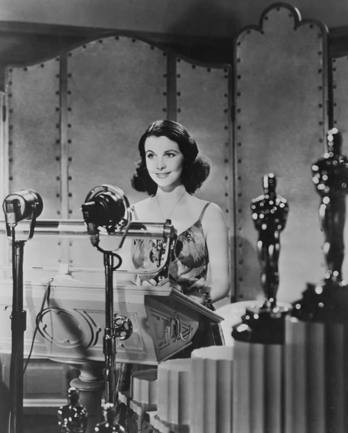 Vivien Leigh nhận giải Oscar Nữ diễn viên chính xuất sắc nhất cho vai diễn Scarlett O'Hara trong phim Cuốn theo chiều gió năm 1940. Ảnh: Getty