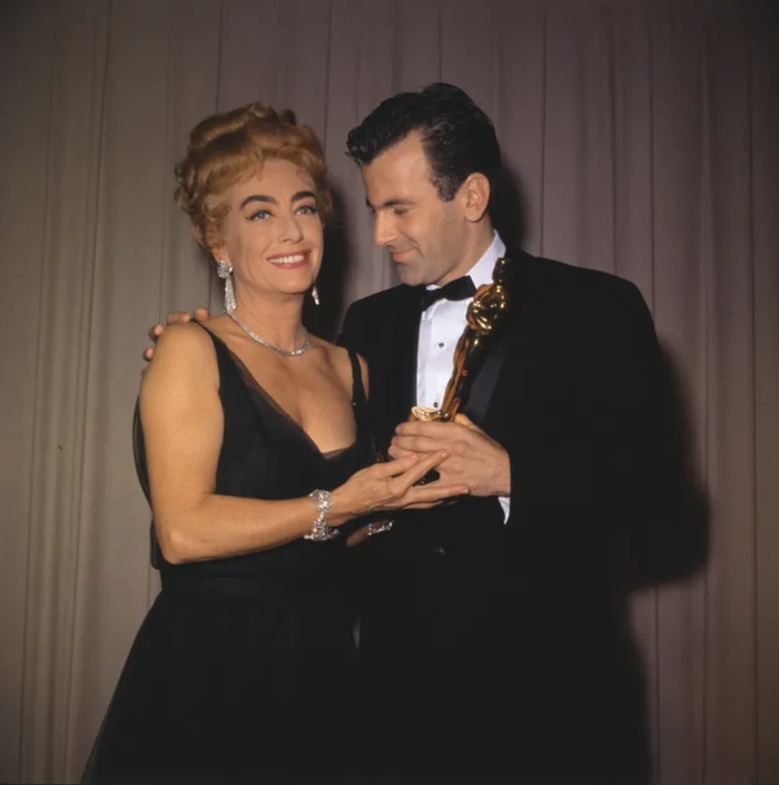 Maximilian Schell và Joan Crawford tại lễ trao giải Oscar năm 1961. Ảnh: Getty