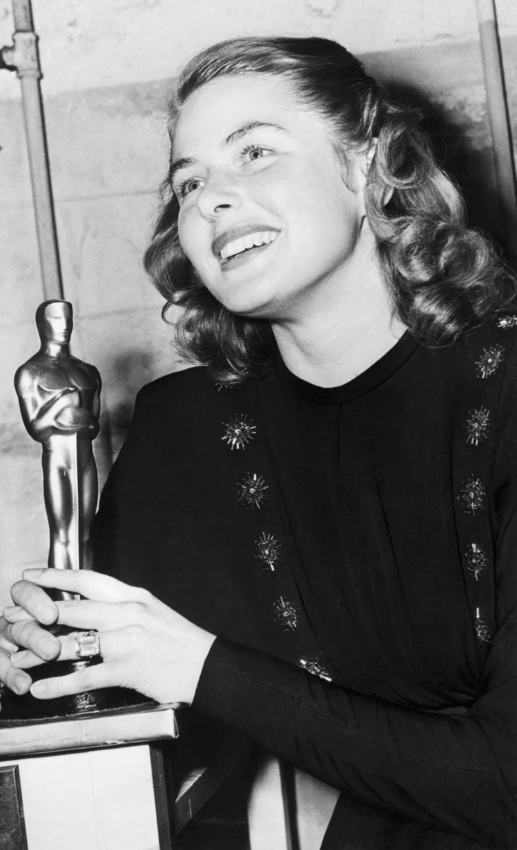 Ingrid Bergman đang cầm tượng Oscar Nữ diễn viên chính xuất sắc nhất cho vai diễn trong phim Gaslight vào Oscar 1945. Ảnh: Getty