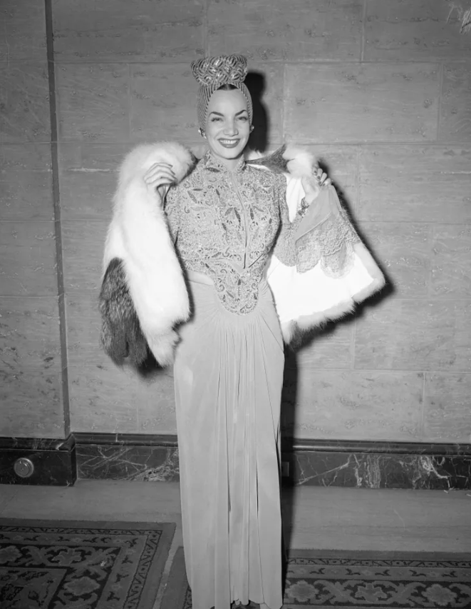 Carmen Miranda cởi bỏ chiếc áo khoác lông thú để lộ chiếc váy đính cườm với những đường cắt xẻ táo bạo vào Oscar 1941. Ảnh: Getty