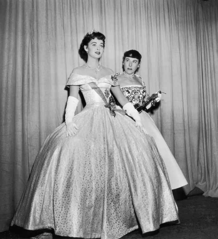 Edith Head và Marla English tại Oscar 1954. Ảnh: Getty