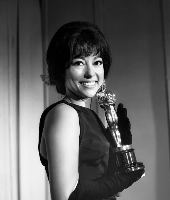 Rita Moreno cầm tượng Oscar cho vai diễn trong vở nhạc kịch West Side Story tại &nbsp;Oscar năm 1962. Ảnh: Getty
