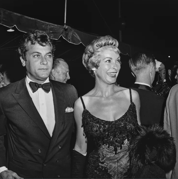 Janet Leigh, diện chiếc váy đen đính cườm, cùng với người chồng lúc bấy giờ là Tony Curtis tại &nbsp;Oscar 1959.&nbsp;Ảnh: Getty