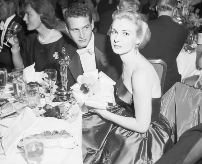 Joanne Woodward và Paul Newman ngồi cạnh nhau sau khi Woodward giành được giải Oscar 1958. Ảnh: Getty