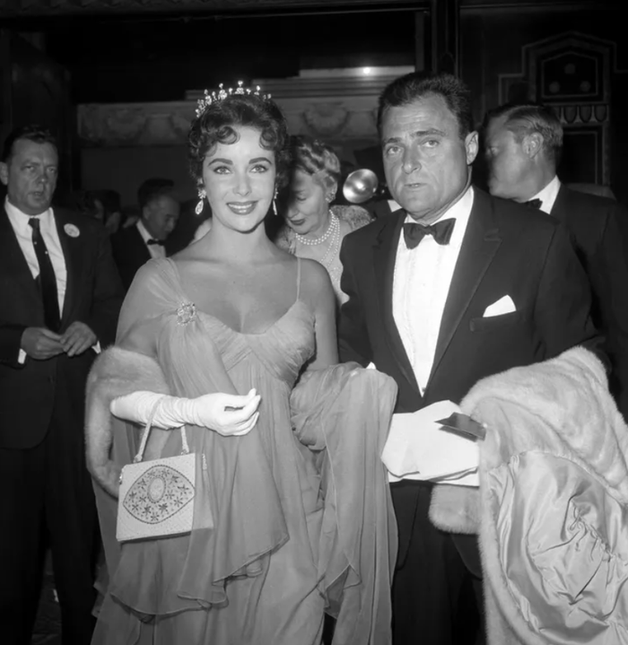 Elizabeth Taylor cùng Mike Todd tại lễ trao giải Oscar năm 1957. Ảnh: Getty