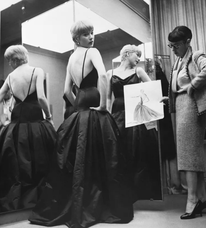 Shirley MacLaine thử chiếc váy dự lễ trao giải Oscar 1959. Ảnh: Getty