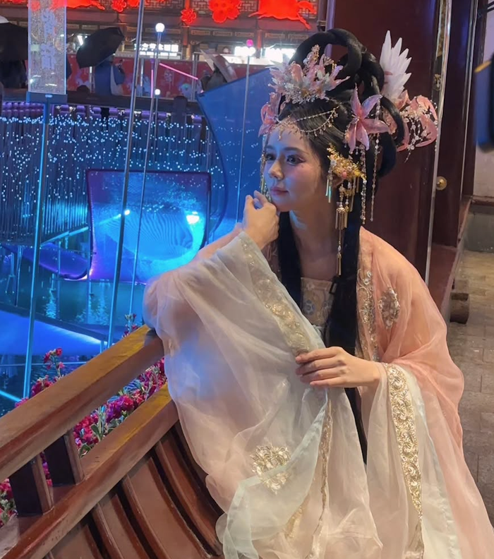 Han Ga In được cho là có phần trẻ trung, tươi tắn khi thử 'đổi gió' với phong cách mới lạ. Ảnh: IGNV