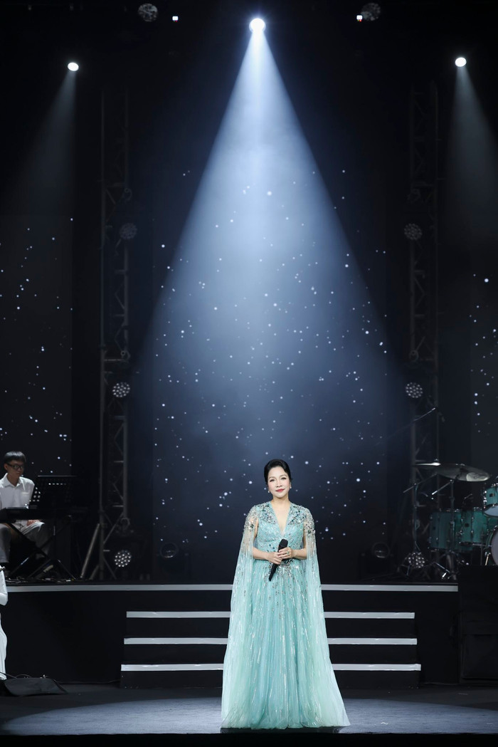 Diva Mỹ Linh bật khóc trên sân khấu Ảnh 5