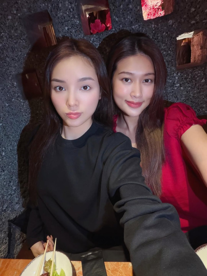 Kỳ Duyên và Thiên Ân ngồi gần nhau trong buổi hẹn hò riêng tư. Ảnh: IGNV