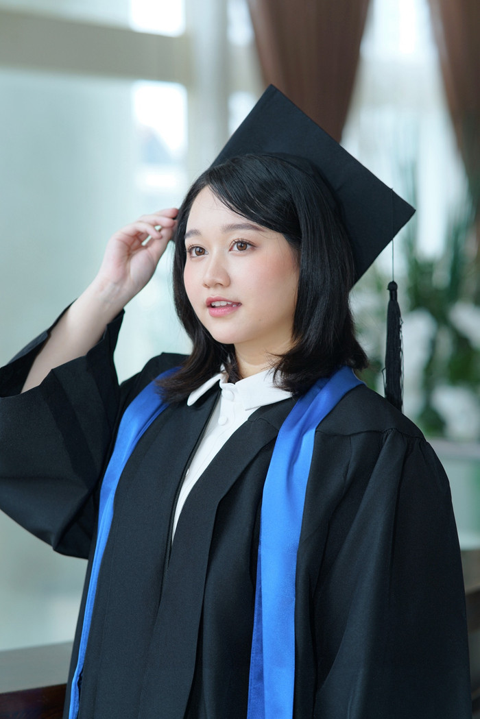 Trúc Anh vừa mới chia sẻ khoảnh khắc tốt nghiệp đại học trên trang cá nhân (Ảnh: FBNV).