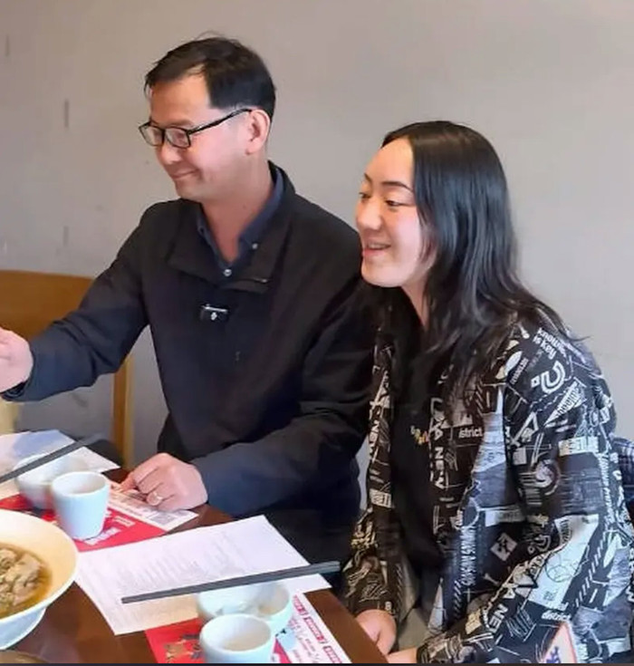 Bé gái bị ông nội bỏ rơi trong nhà vệ sinh khi vừa lọt lòng, cái kết 28 năm sau gây ngỡ ngàng Ảnh 1