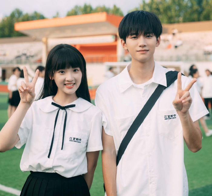 Châu Dực Nhiên và Trương Miểu Di trong bộ phim thanh xuân Khi Anh Chạy Về Phía Em