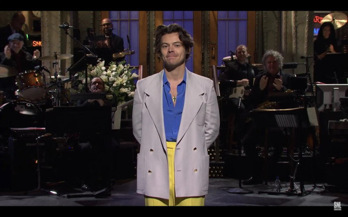 Harry Styles 'khóa môi' một chàng trai trên sân khấu gây sốc Ảnh 4