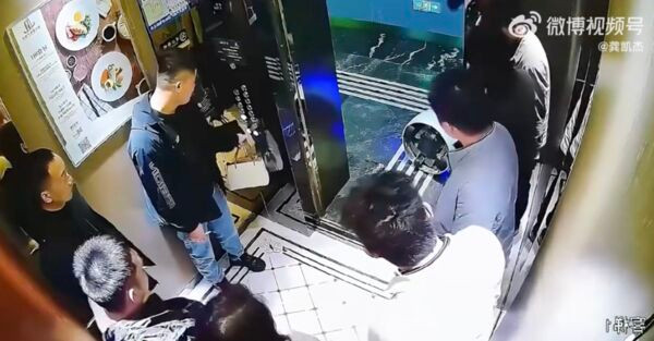 Robot giao đồ ăn chuẩn bị vào thang máy, người đàn ông có hành động khiến dư luận bức xúc Ảnh 2