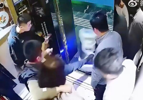 Robot giao đồ ăn chuẩn bị vào thang máy, người đàn ông có hành động khiến dư luận bức xúc Ảnh 1