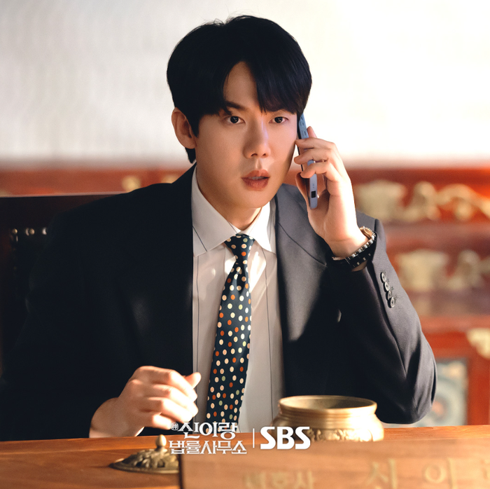 Yoo Yeon Seok trong vai luật sư Shin I Rang, nhân vật có khả năng nhìn thấy linh hồn trong phim Phantom Lawyer
