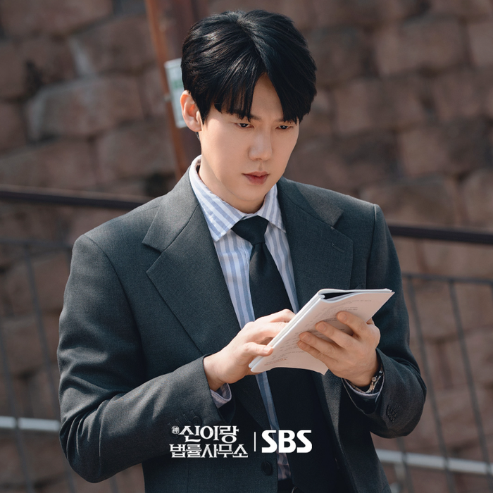 Yoo Yeon Seok gây ấn tượng với vai luật sư lập dị nhưng đầy chính nghĩa trong Phantom Lawyer