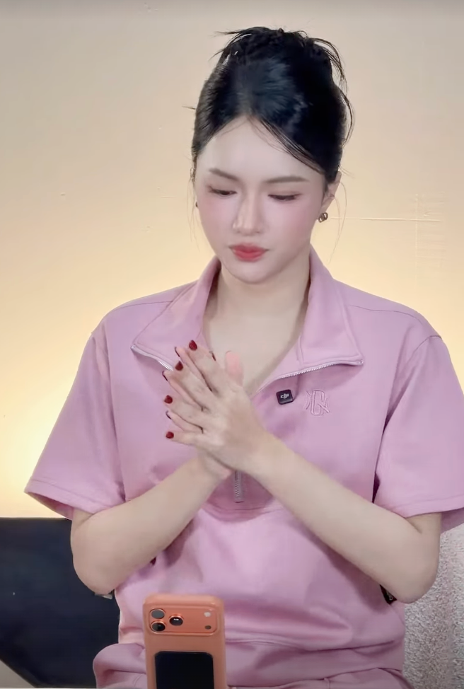 Hương Giang chăm chỉ làm việc sau khi thông báo bị phù chân. Ảnh chụp màn hình