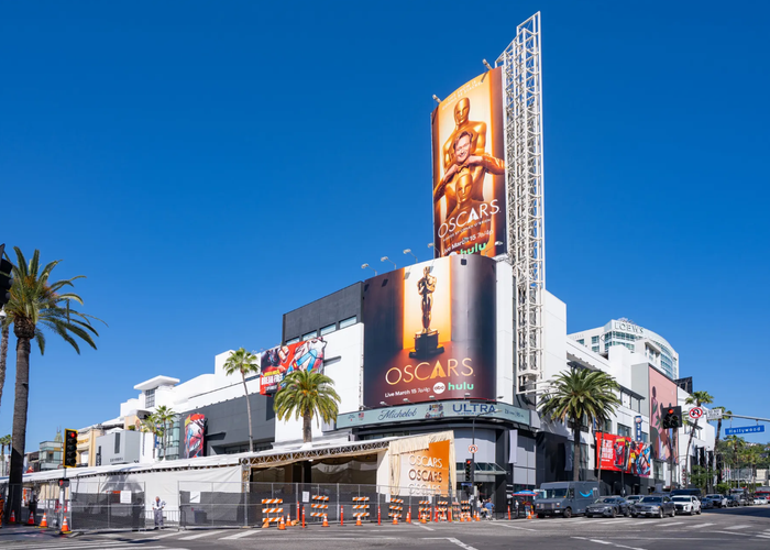 Khu vực Hollywood Boulevard được dựng rào chắn kim loại và hàng rào an ninh trước thềm Oscar 2026