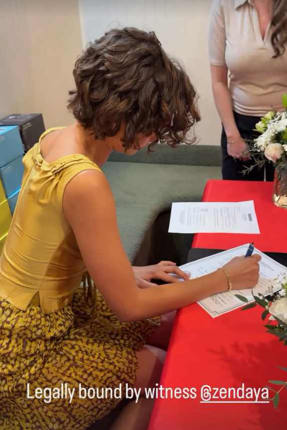 Zendaya xuất hiện bất ngờ tại nhà nguyện cưới do A24 tổ chức ở Las Vegas để quảng bá phim The Drama