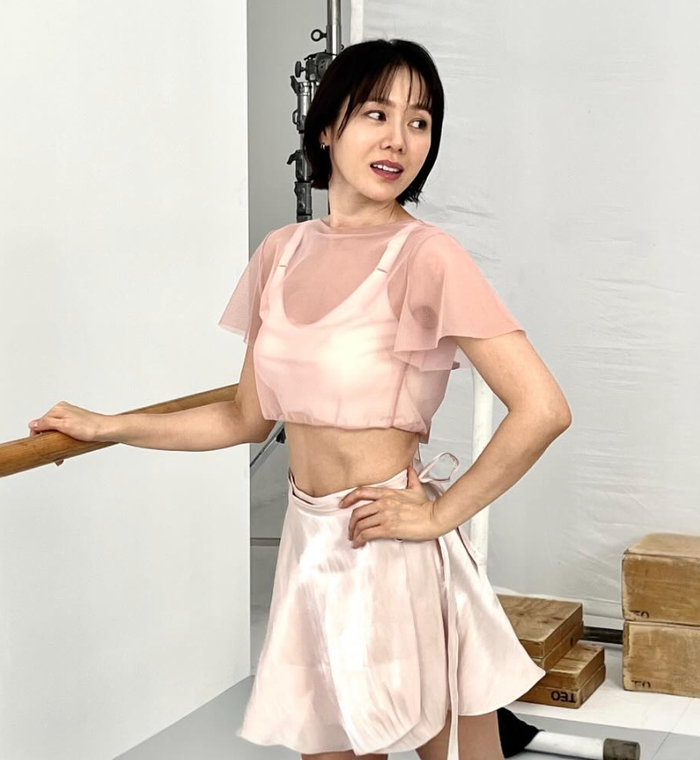 Son Ye Jin diện áo ngắn khoe vòng eo nổi rõ múi cơ. Ảnh: IGNV