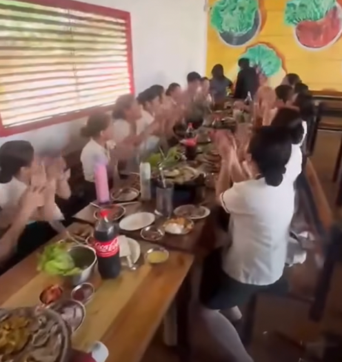 Đi ăn sinh nhật ở nhà hàng, 11 học sinh gặp sự việc kinh hoàng Ảnh 1