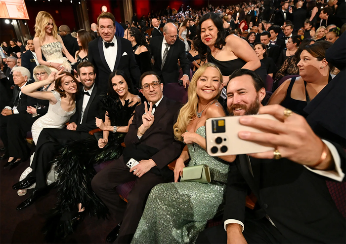 Danny Fujikawa chụp ảnh selfie cùng Kate Hudson, Demi Moore, Emma Stone và Dave McCary.