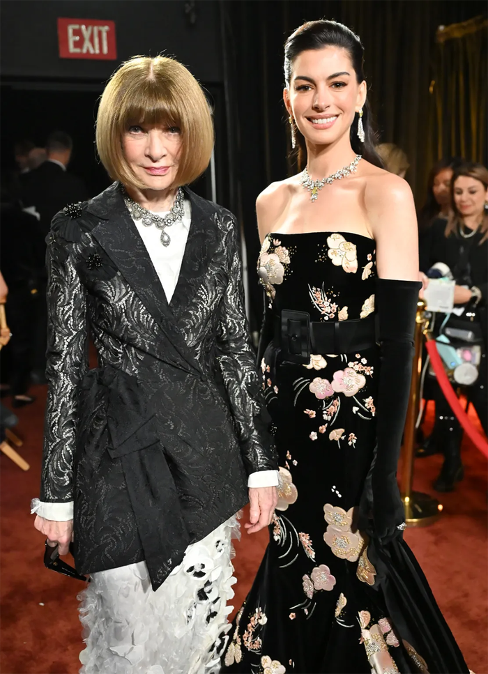 Anna Wintour và Anne Hathaway.