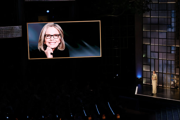 Diane Keaton là một trong những nghệ sĩ đầu tiên được vinh danh trong tối Chủ nhật, ngay sau phần riêng dành để tưởng niệm đạo diễn Rob Reiner.
