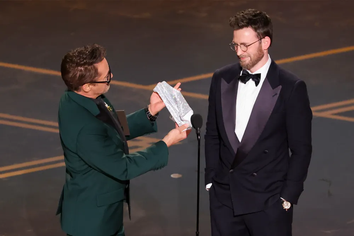 Robert Downey Jr. &nbsp;công khai tặng quần lót cho đồng nghiệp ở trên sân khấu của Oscar. Ảnh: Rich Polk