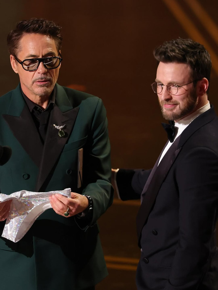 Chris Evans được cho là khá bối rối khi đón nhận món quà táo bạo từ phía Robert Downey Jr. khi tham gia Oscar năm nay. Ảnh: Getty