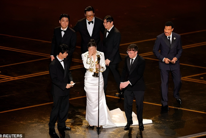 Dàn nhạc bắt đầu phát hiệu kết thúc khi nhóm tác giả Golden vẫn đang phát biểu (Ảnh: Reuters)