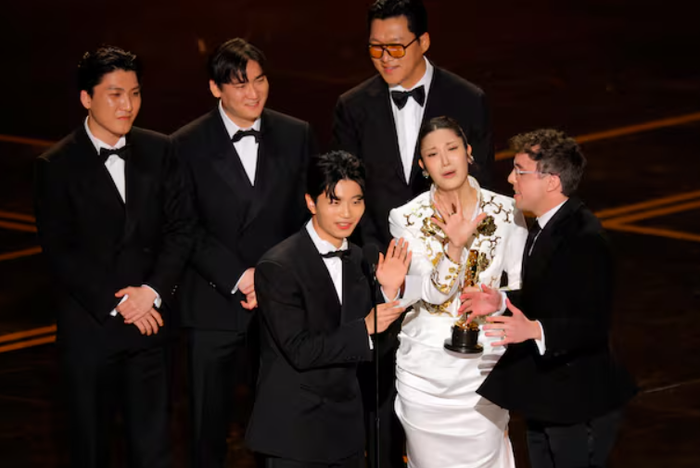 EJAE ra hiệu xin dừng nhạc khi bài phát biểu bị cắt ngang