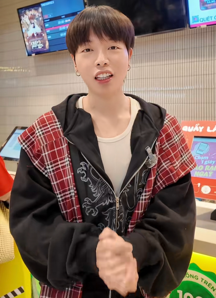 Đức Phúc đích thân đến rạp để mua vé bao rạp cho người hâm mộ xem phim Tài. Ảnh chụp màn hình