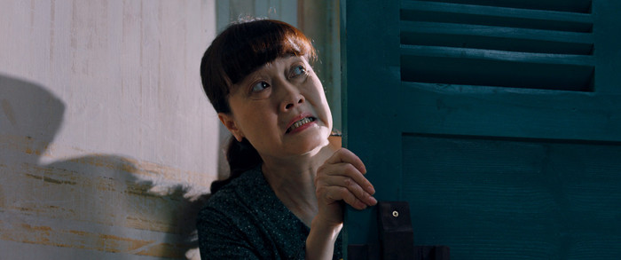 Một trong những phân đoạn gây chú ý trên mạng xã hội là cảnh 'ăn xoài' của nhân vật dì Hồng (Vân Dung).