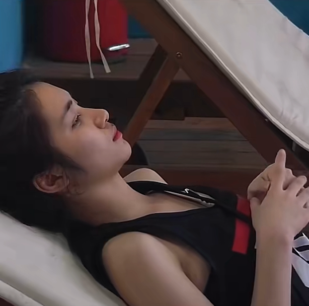 Hòa Minzy trầm tư khi gọi điện thoại với bố. Ảnh chụp màn hình