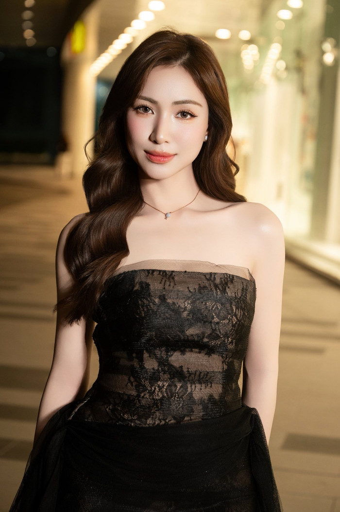 Hòa Minzy trước đó đã công khai chuyện tình cảm với bạn trai Văn Cương, và nhận được nhiều lời chúc từ phía khán giả. Ảnh: FBNV