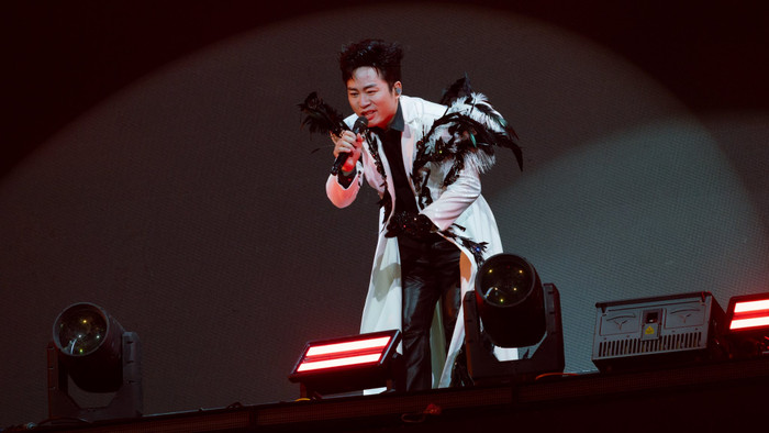 Tùng Dương bị 'bao vây' trên sân khấu Ảnh 1