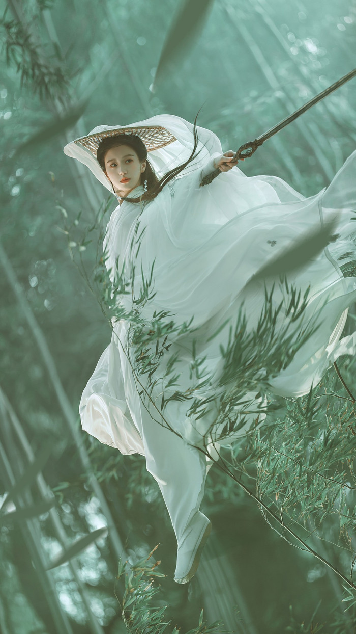 Bao Thượng Ân gây chú ý khi tham gia bộ phim Giang Hồ Dạ Vũ Thập Niên Đăng, chính thức lên sóng từ ngày 22/2/2026. Dù mới phát hành những tập đầu, tác phẩm đã thu hút sự quan tâm của cộng đồng khán giả yêu thích dòng phim võ hiệp - cổ trang.