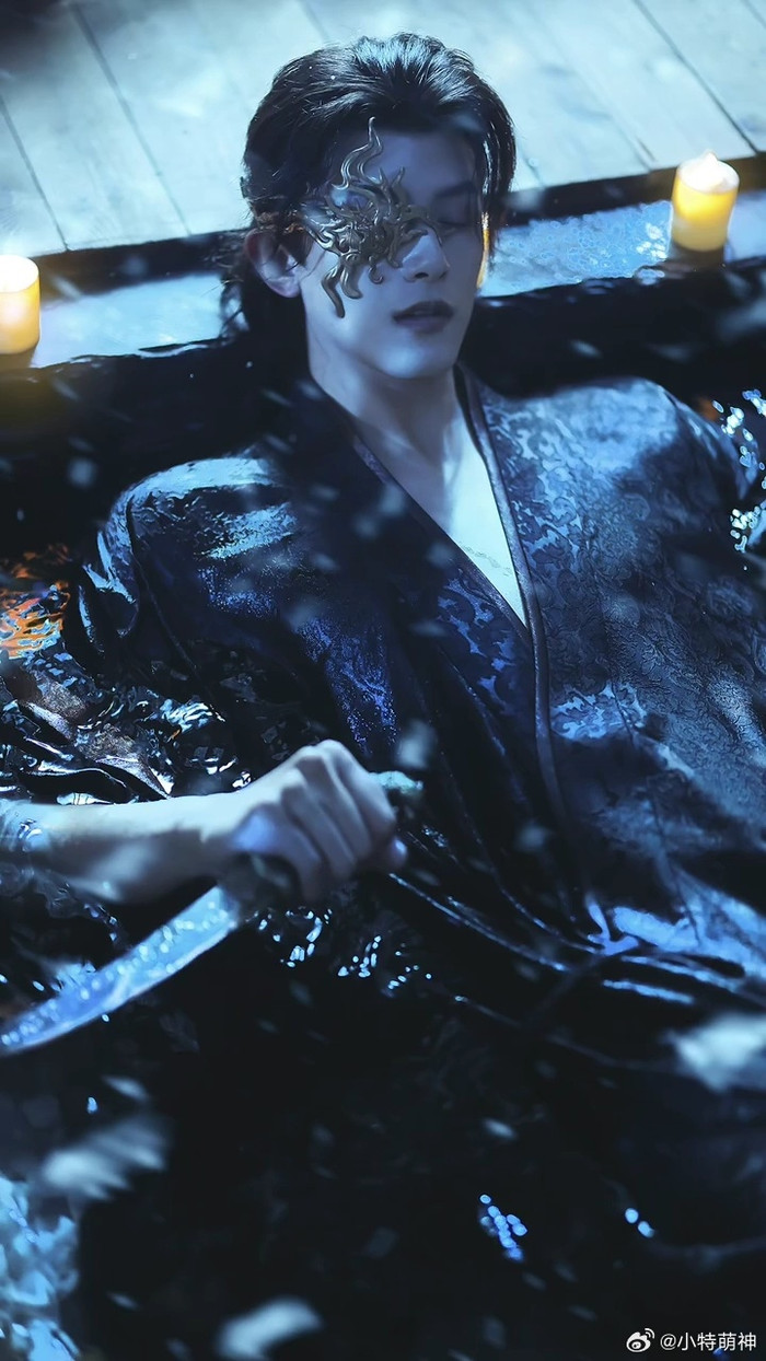 Nam diễn viên đang gây bàn luận mạnh mẽ với vai phản diện trong bộ phim Trục Ngọc, phát sóng vào tháng 3/2026. Nhân vật của anh tạo nên nhiều tranh luận trên mạng xã hội, đồng thời giúp Đặng Khải trở thành cái tên được chú ý trong các bảng thảo luận về diễn viên cổ trang.