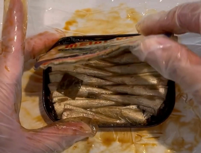 Mở hộp cá mòi hơn 50 năm, người phụ nữ sững sờ trước cảnh tượng bên trong Ảnh 2