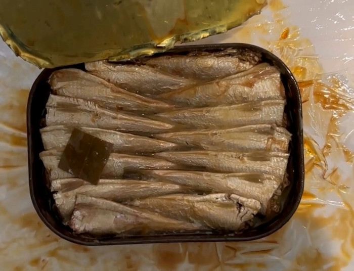 Mở hộp cá mòi hơn 50 năm, người phụ nữ sững sờ trước cảnh tượng bên trong Ảnh 4