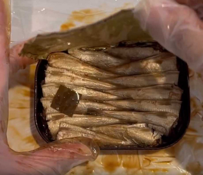 Mở hộp cá mòi hơn 50 năm, người phụ nữ sững sờ trước cảnh tượng bên trong Ảnh 3