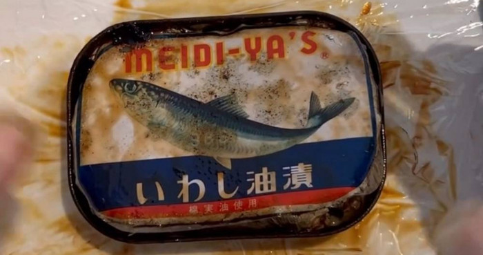 Mở hộp cá mòi hơn 50 năm, người phụ nữ sững sờ trước cảnh tượng bên trong Ảnh 1