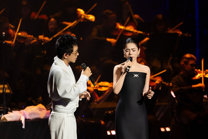 Lệ Quyên công khai ôm ấp một nam ca sĩ trên sân khấu, danh tính chẳng xa lạ Ảnh 2