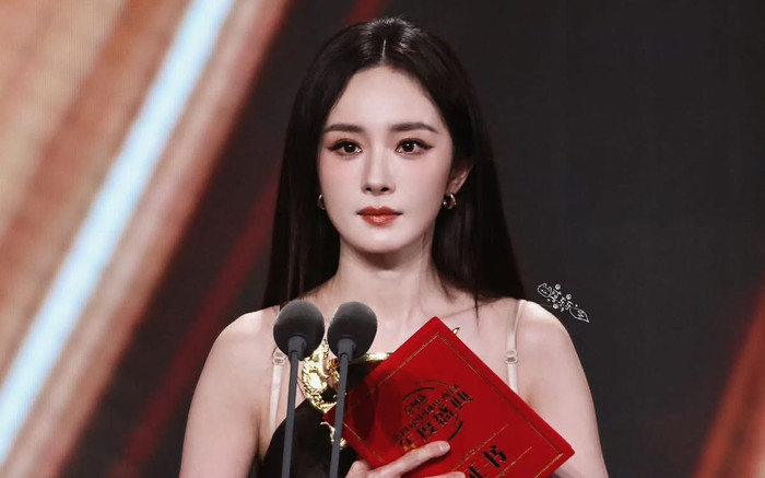 Dương Mịch thắng lớn cùng tác phẩm Sinh Vạn Vật (Ảnh: Weibo).