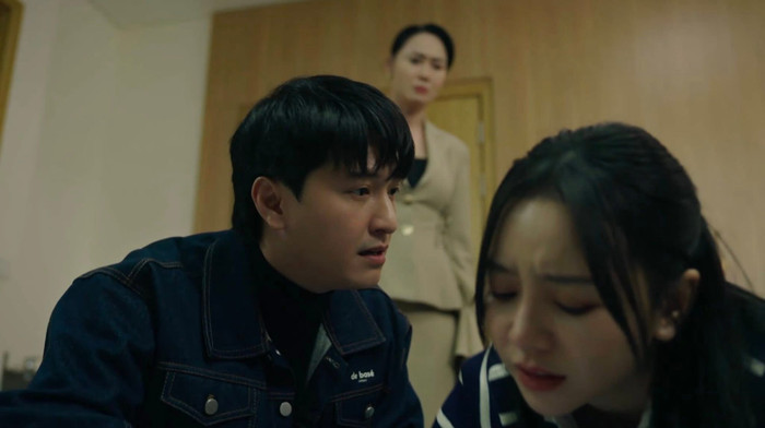 Phân cảnh Thương và Trần Lâm ngã gây nhiều hiểu lầm (Ảnh: NSX).