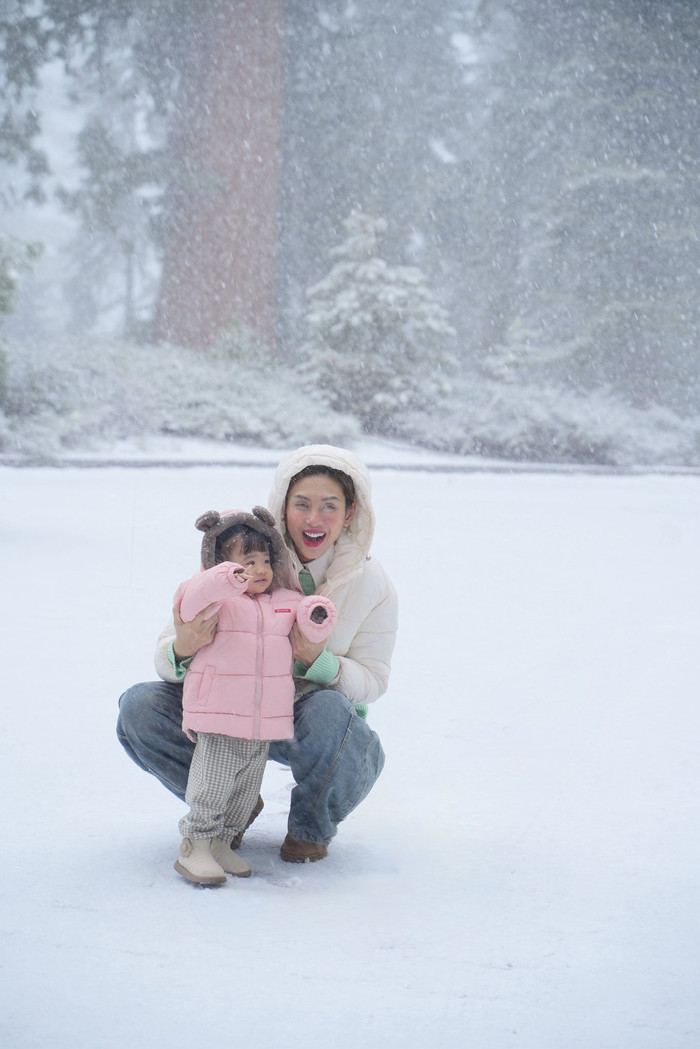 Võ Hoàng Yến cùng con gái qua Mỹ từ Tết Nguyên đán tới nay.